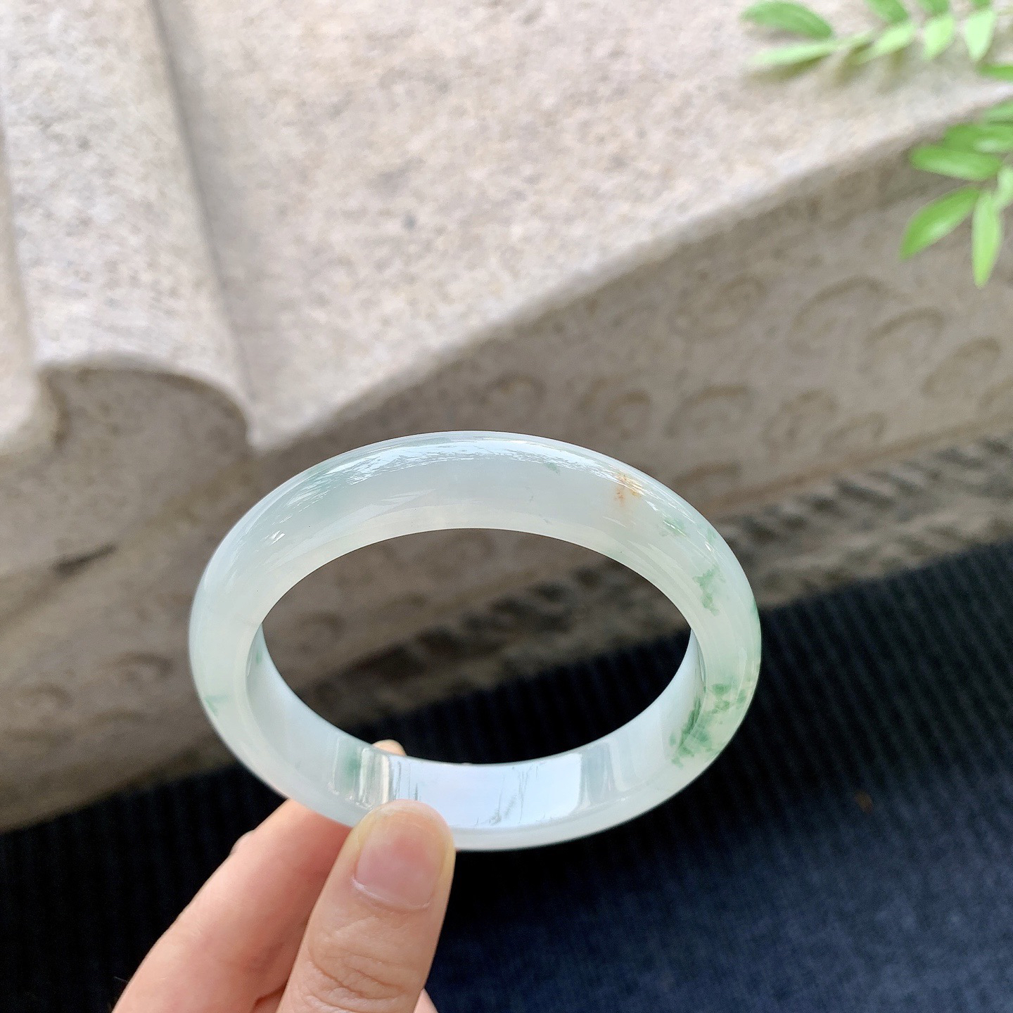 正圈59 60
【圈口】60.7/13/8.5
【描述】飘花，水润，种老，细腻，有棉纹！