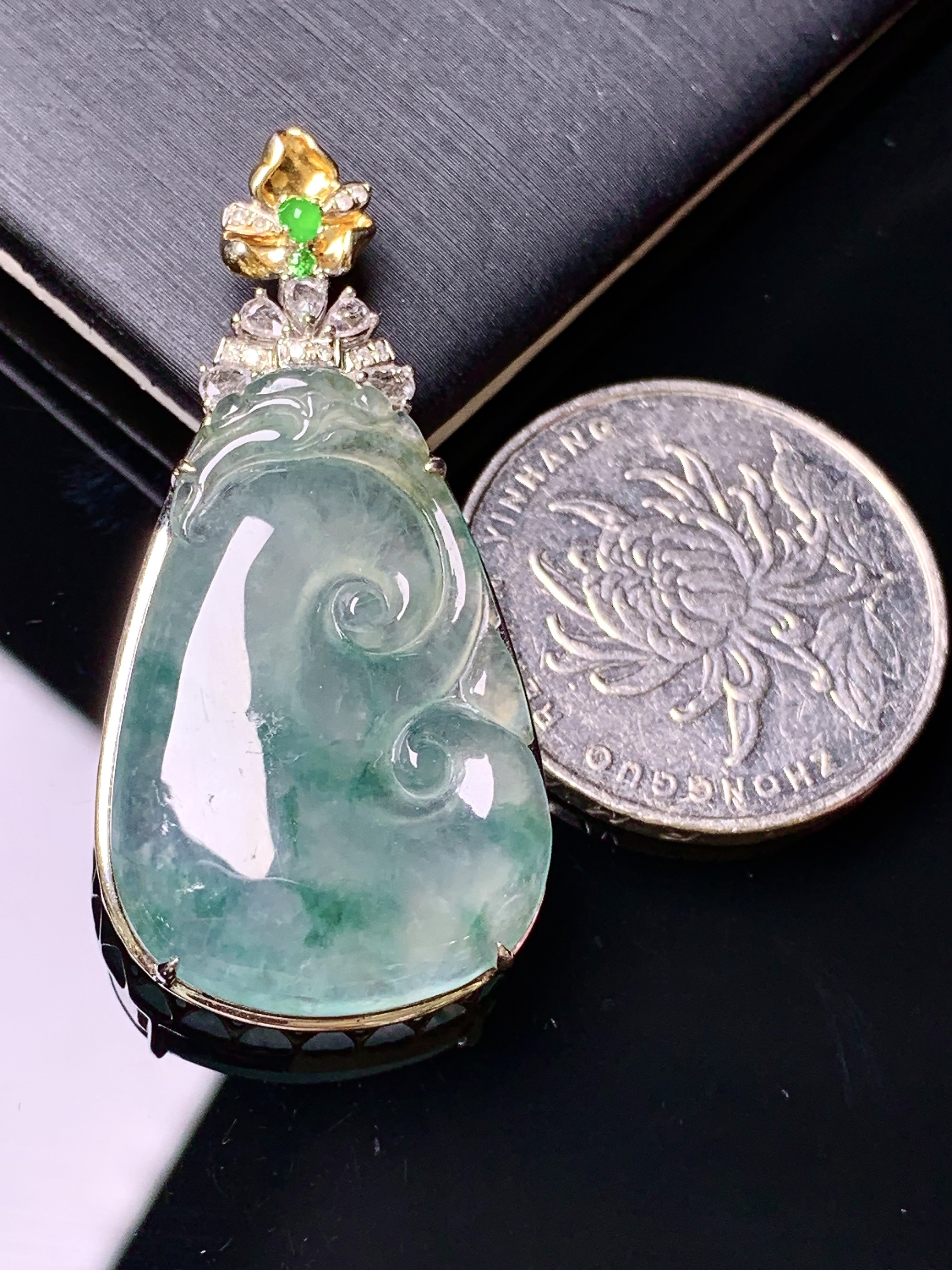 18k金钻镶嵌冰种如意吊坠 玉质细腻 色泽艳丽清新 水润亮眼 整体尺寸41.5*20.3*7.5yz