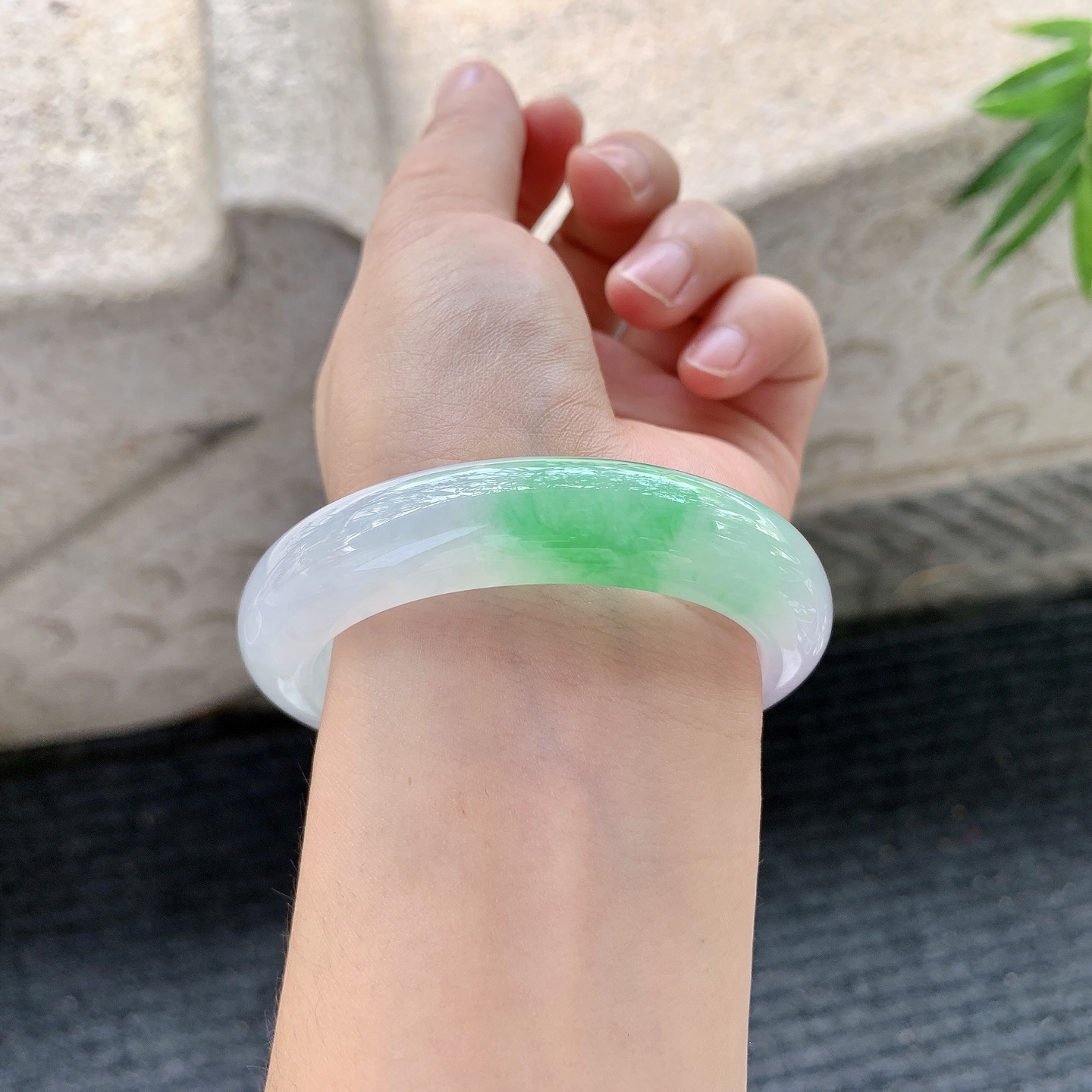 正圈52 53【圈口】53.8/12.8/9【编码】B2122574【描述】冰糯春彩，水润，种老，细腻，有纹线