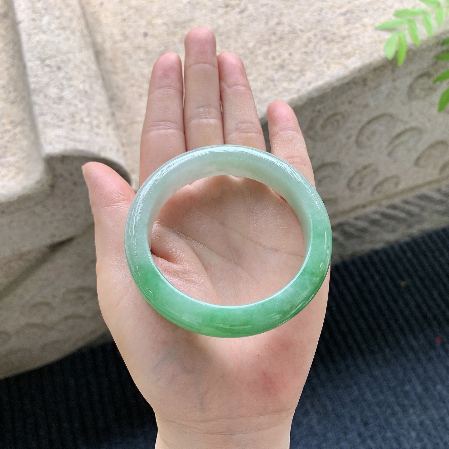 正圈53 54【圈口】54.3/12.8/8.5【编码】A1041210【描述】细糯飘绿，水润，种老，细腻，无裂