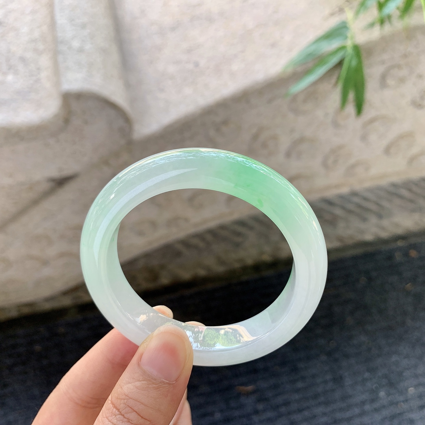 正圈51 52【圈口】52.6/12.5/9.2【编码】AN110793【描述】冰糯飘阳绿，水润，种老，细腻，打灯有棉线