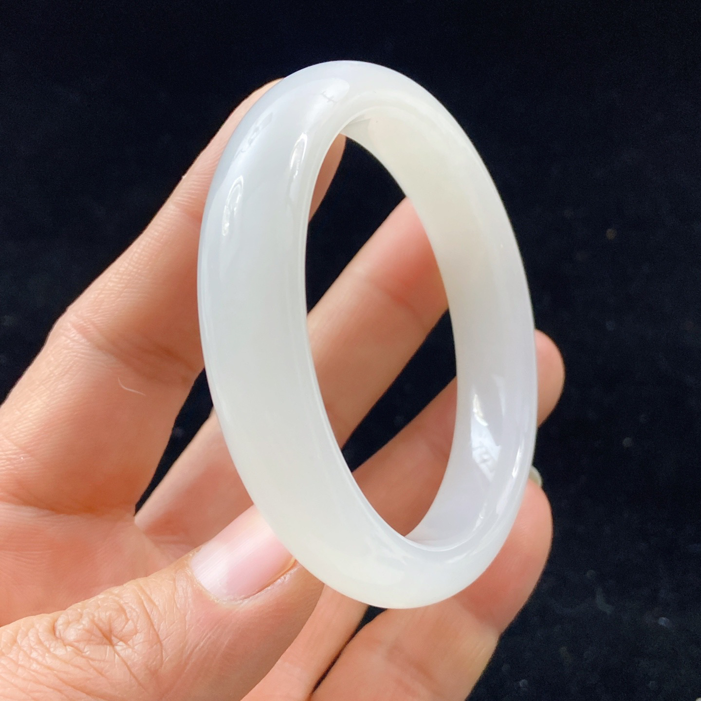 羊60羊脂白玉手镯和田玉山料手镯60圈口宽12.5厚9无裂无杂特细腻 高脂粉，高品质，萦绕腕间时，古