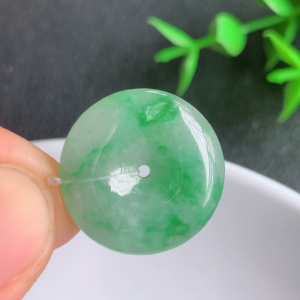 冰润飘绿平安扣吊坠，厚装饱满，冰润剔透，细腻水足，种质润泽，飘花灵动，佩戴优雅大气，W49.12   尺寸：20.2-3.6mm