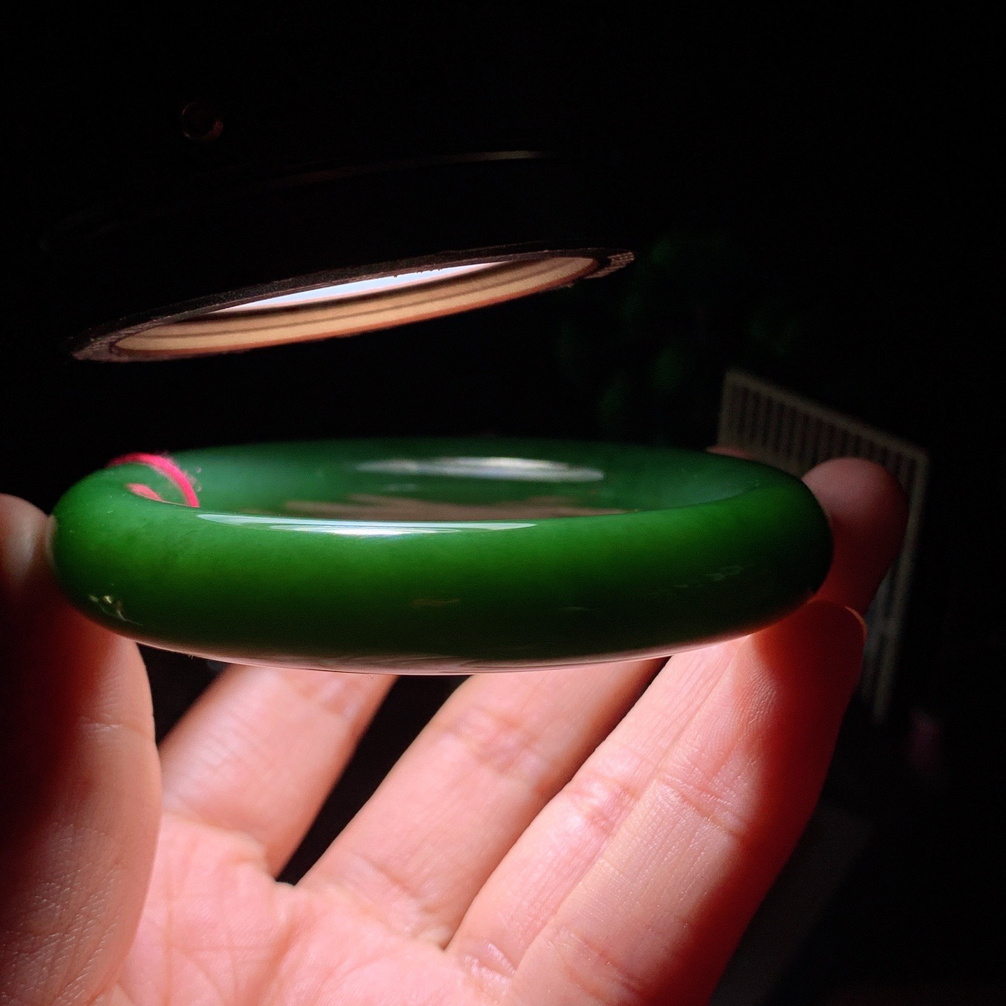 55圈口和田玉阳绿俄罗斯碧玉手镯 55圈口条宽12厚11重69.7克。玉质细腻油润。手推出油。佩戴高端典雅。lt260410