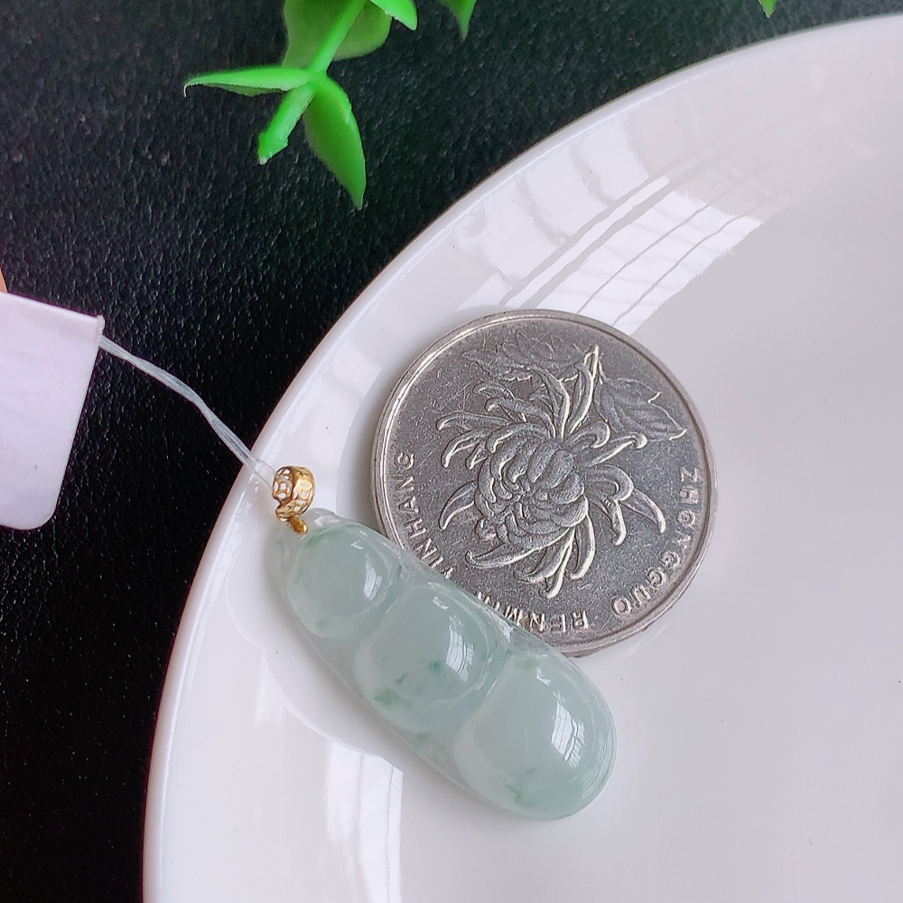 18k金扣冰润飘花福豆翡翠挂件，老种飘花  冰清玉洁  胶感十足  寓意“四季平安，福气满满”颜色鲜艳，清新自然，饱满通透   W49.11  尺寸：27.8-11-5.2mm