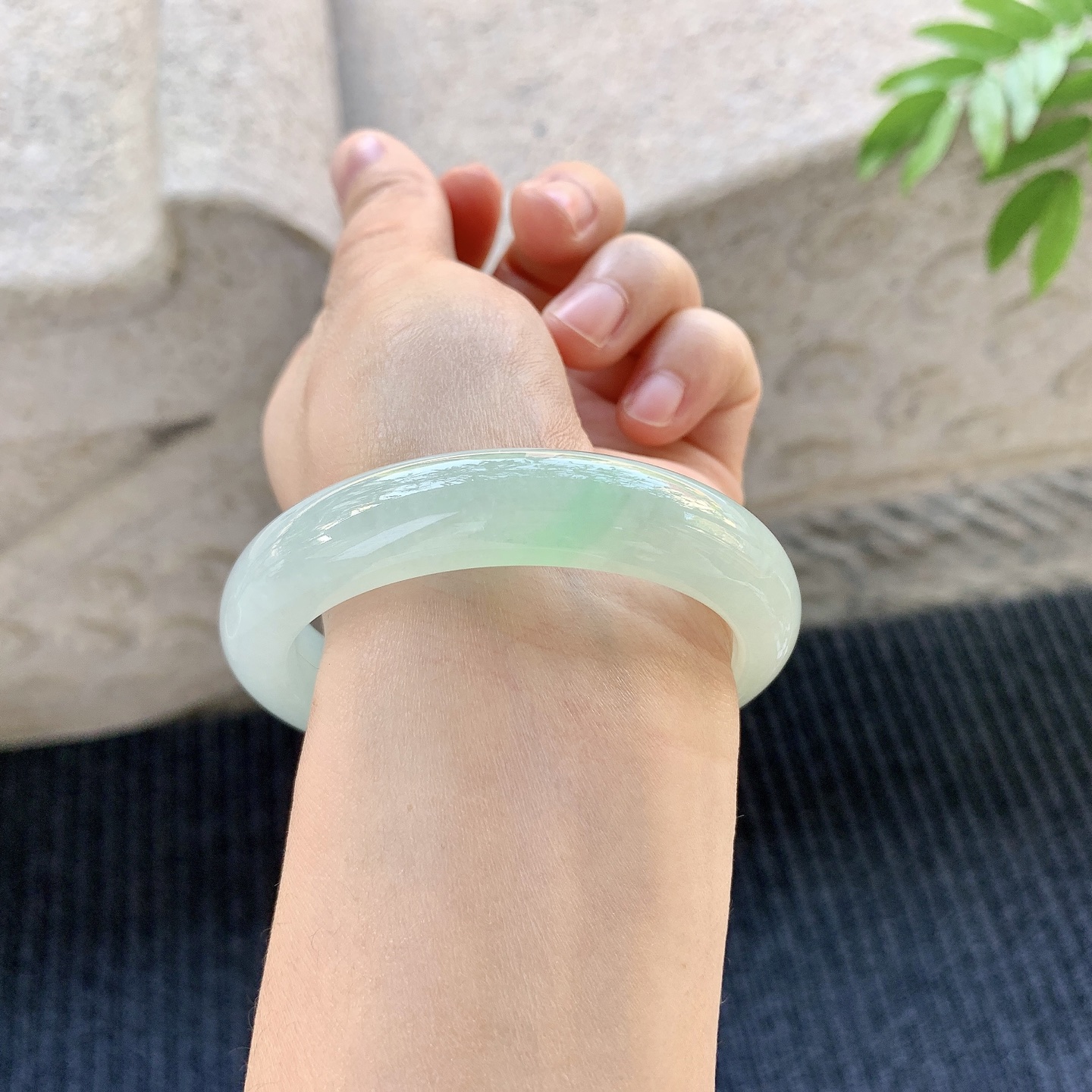 正圈53 54【圈口】54.2/12.2/8.2【编码】A1121034【描述】糯冰飘绿，水润，种老，细腻，打灯有絮线