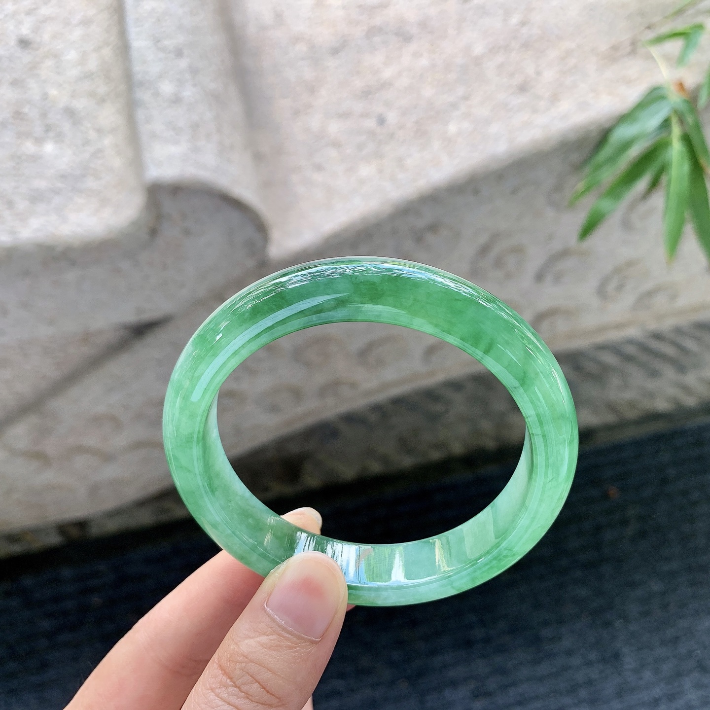 正圈56 57【圈口】57.6/12.6/8.3【编码】A1122371【描述】冰糯辣绿，水润，种老，细腻，无裂