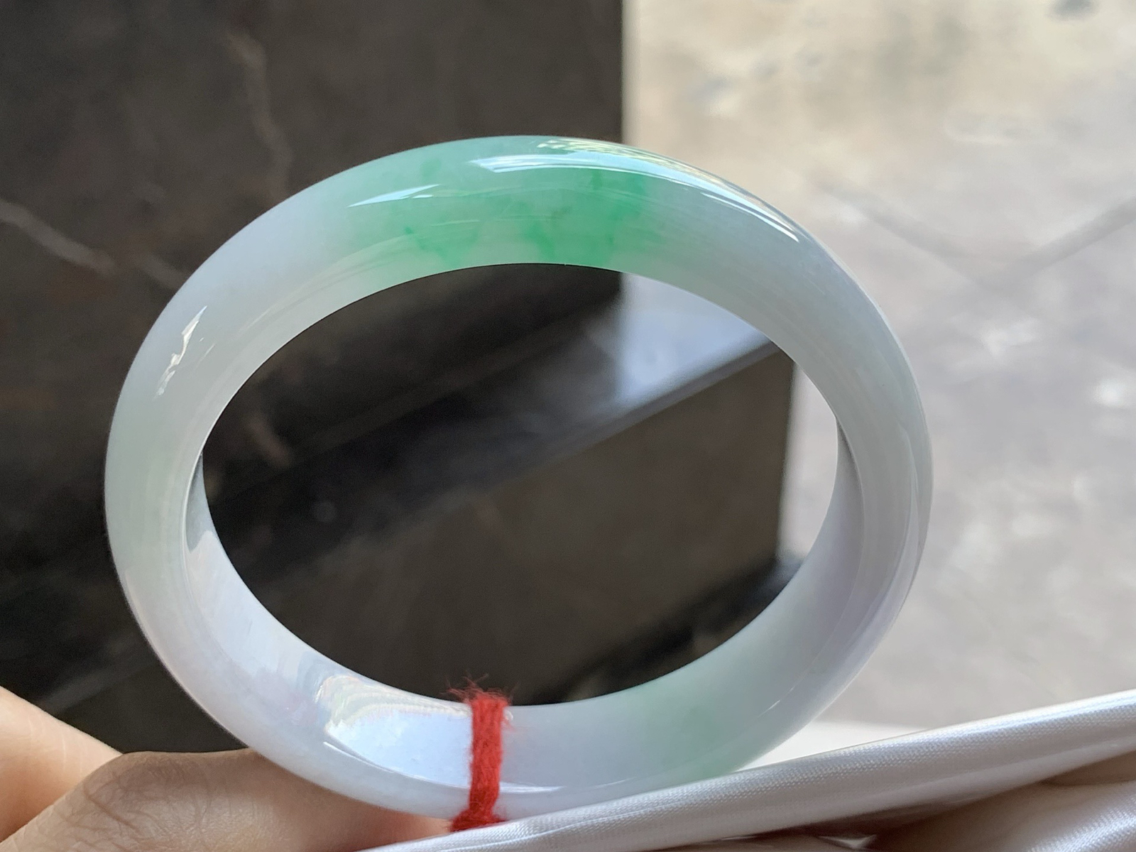 59.5-12.7-8.5mm

带色手镯 59 60可戴～ 颜色鲜艳 底子干净