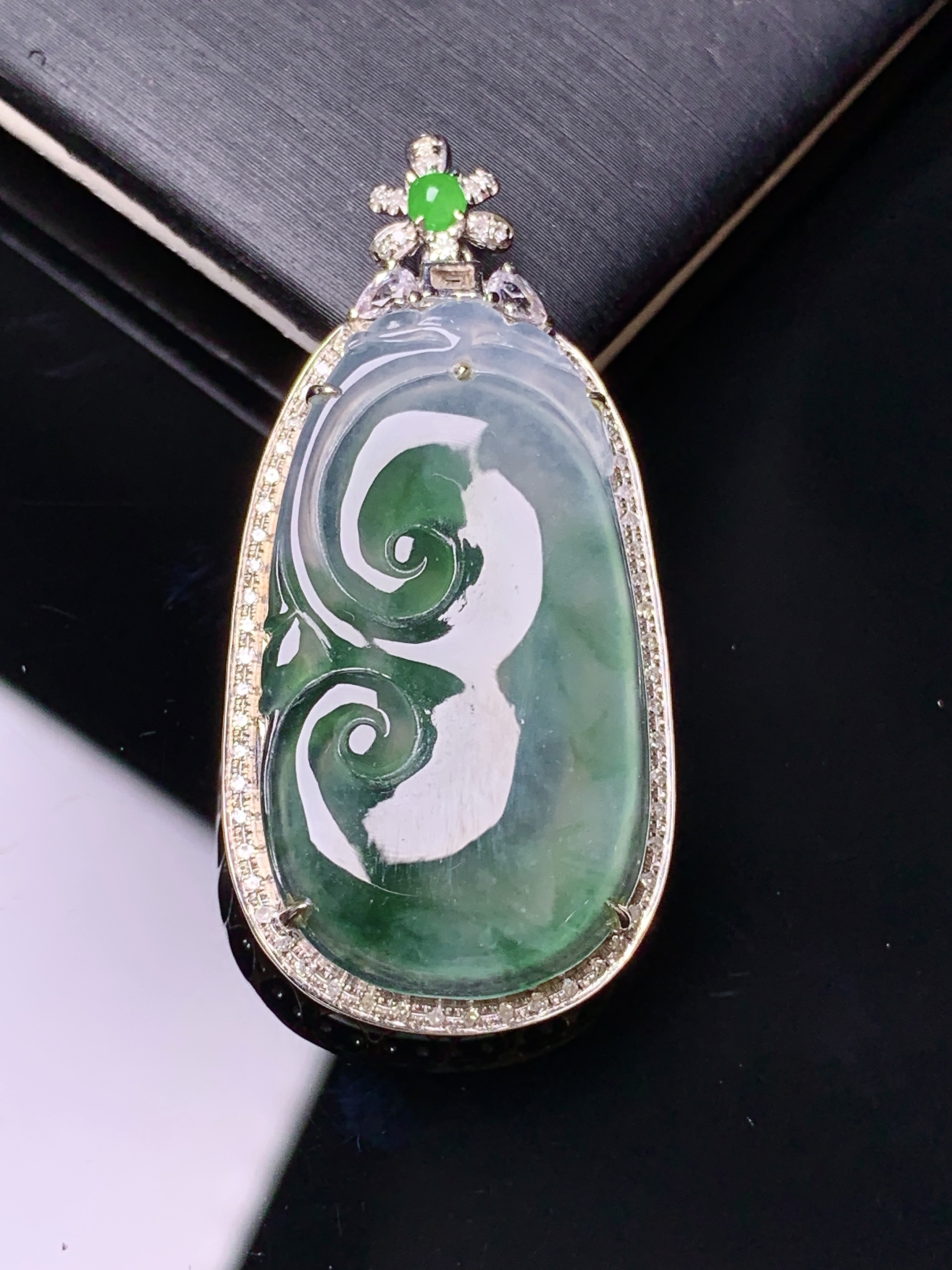 18k金钻镶嵌飘绿如意吊坠 玉质细腻 色泽艳丽清新 水润亮眼 整体尺寸40*19.3*6.5yz