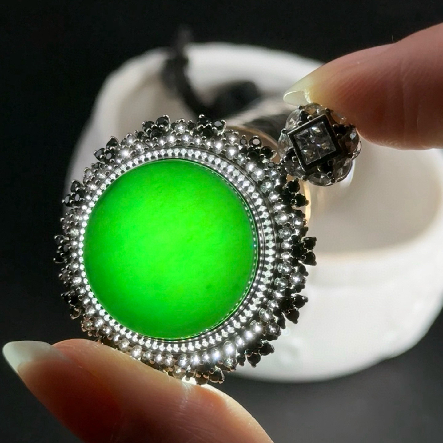 精品18k墨翠圆牌吊坠 种好色正 黑度极好 打灯通透 油性十足 尺寸40.2