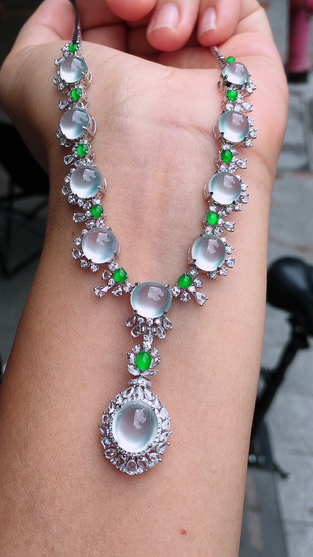 玻璃种蛋面晚装项链，玉质细腻，荧光感超
强，饱满圆润，尽显优雅气质，18k
金豪华镶嵌