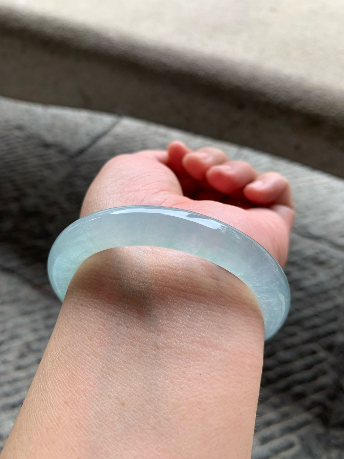 老坑种飘绿花圆条手镯尺寸54.5*10*10 通体冰透，清润水灵，胶感十足，绿花灵气轻盈，上手清冷贵气！