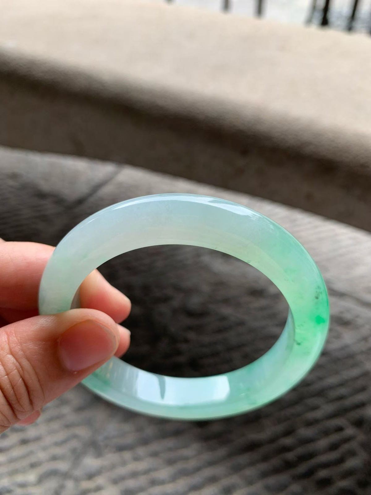 飘绿花正圈手镯尺寸56*11*9 老种通透，纯净细腻，胶润无比，颜色清新柔和，花色灵动轻盈！