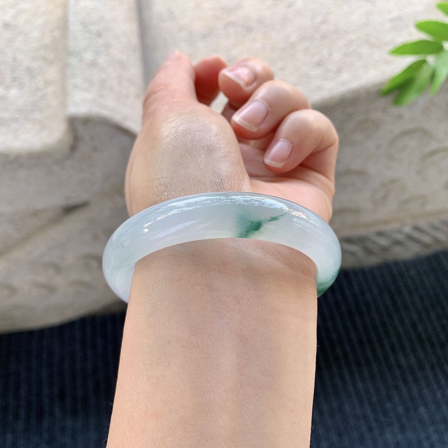 正圈52 53【圈口】53.8/11.4/7.1【编码】A1120641【描述】糯冰飘花，水润，种老，细腻，打灯有 絮线