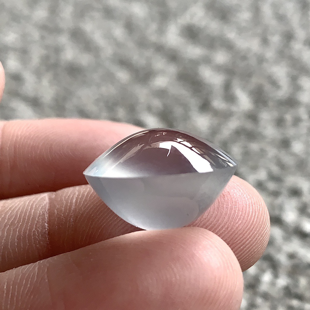 ️ 玻璃种蛋面，胶感十足，荧光盈盈，通透度拉满
尺寸15.6×15×10.2