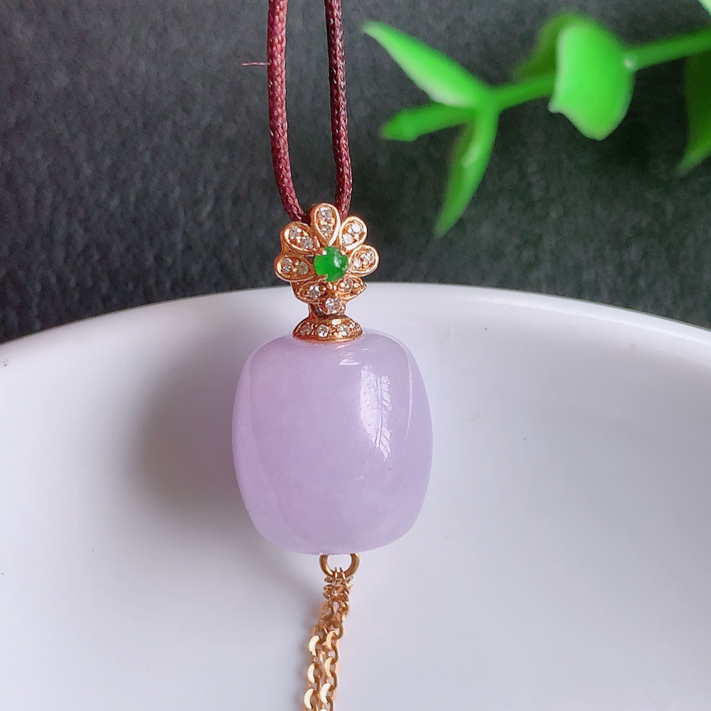 18k金伴钻冰润紫罗兰路路通翡翠吊坠  款式新颖时尚，日常百搭的款。满满的份量感，紫气东来，清秀高雅，上身效果优雅迷人！性价比超值  W42.11  整体尺寸：40-11.2mm  裸石尺寸：11.5-11.2mm