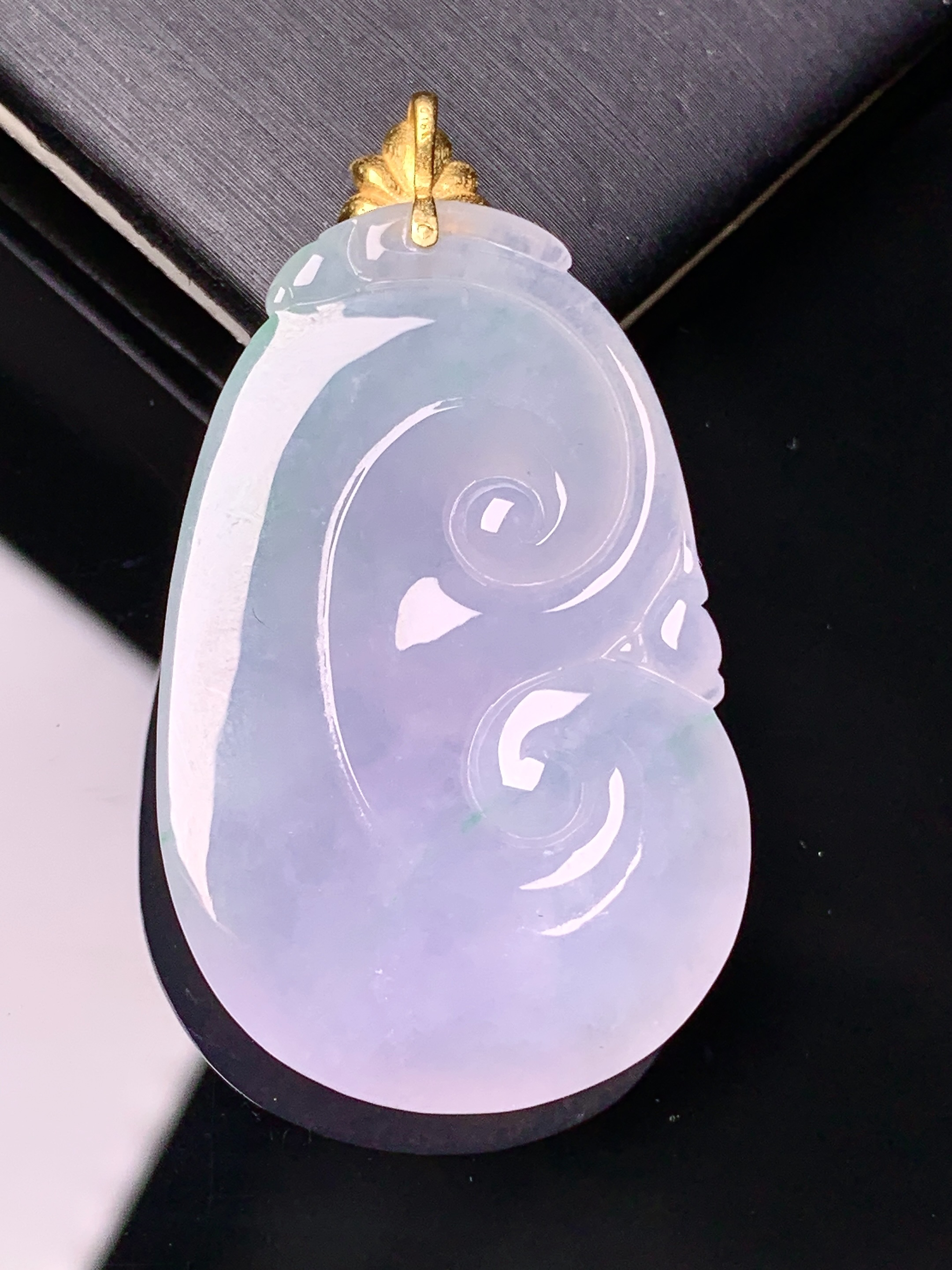 18k金镶嵌飘绿如意吊坠 玉质细腻 色泽艳丽清新 水润亮眼 整体尺寸45.8*25.6*5.5j2