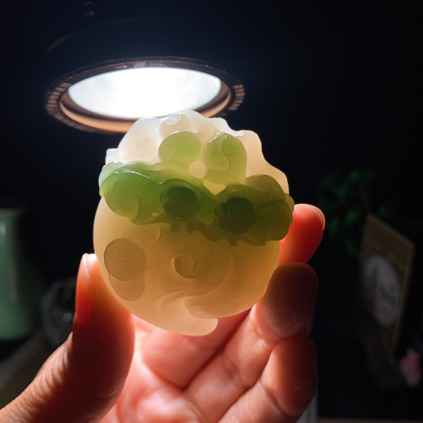 和田玉青海翠翠青代代封侯猴挂件！尺寸50/43/29重82克.玉质细腻油润。手推出油。佩戴高端典雅。lt260410