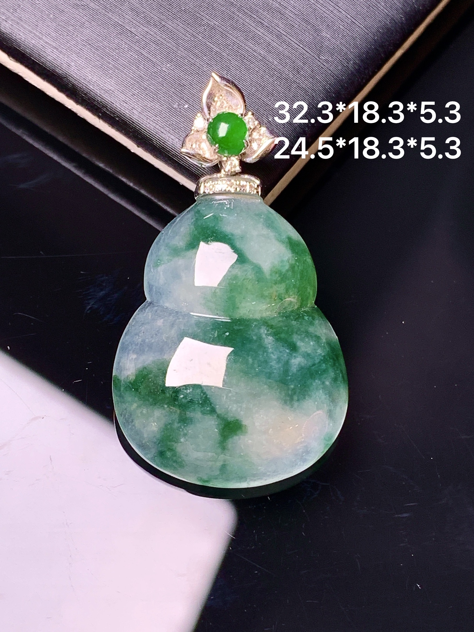18k金钻镶嵌冰种飘绿葫芦吊坠 玉质细腻 色泽艳丽清新 水润亮眼 整体尺32.3*18.3*5.3yz