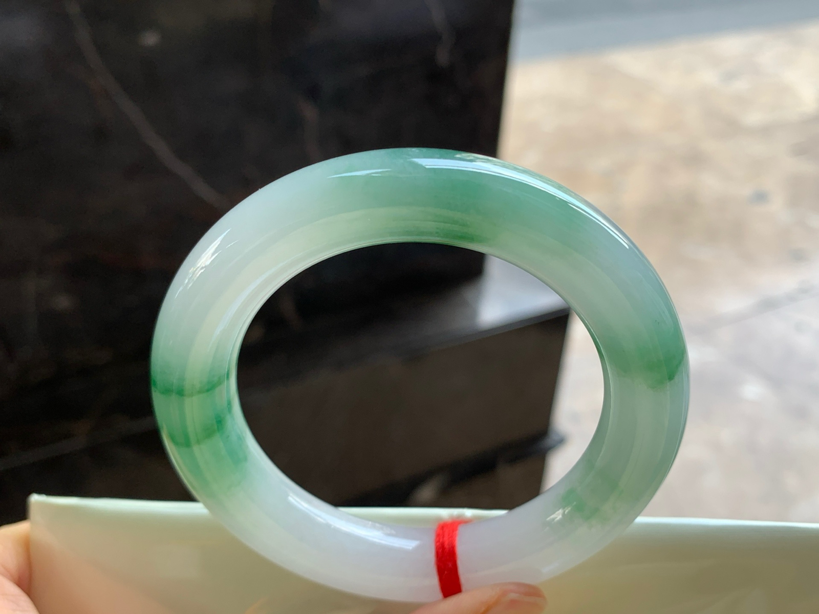 56-12.3

绿花圆条手镯^_^鲜艳 玉质温润