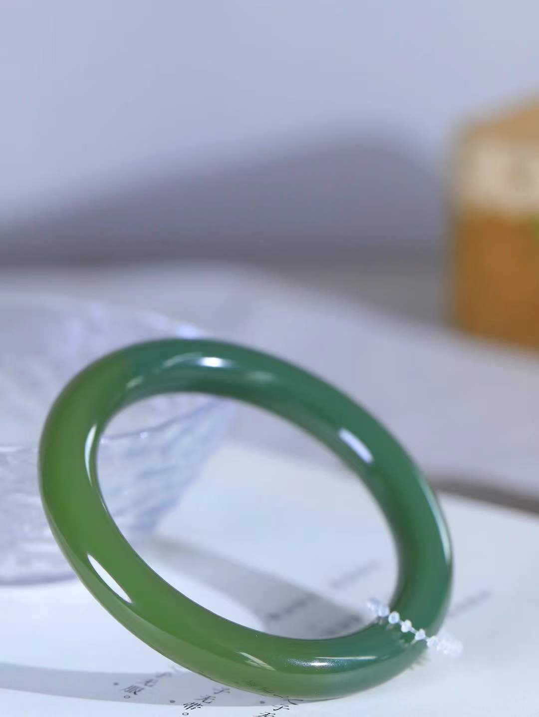 【碧波流转·手镯】

精品️和田玉碧玉圆条手镯，玉质细腻温润，手感舒适，️线条流畅，简约大气，美自天成，佩戴于腕间，婉约之美，举手投足间透出那份低调奢华，醉人心扉。
重55克 内径圈口57.5mm尺寸10.5-10.3mm  FDA-13401208