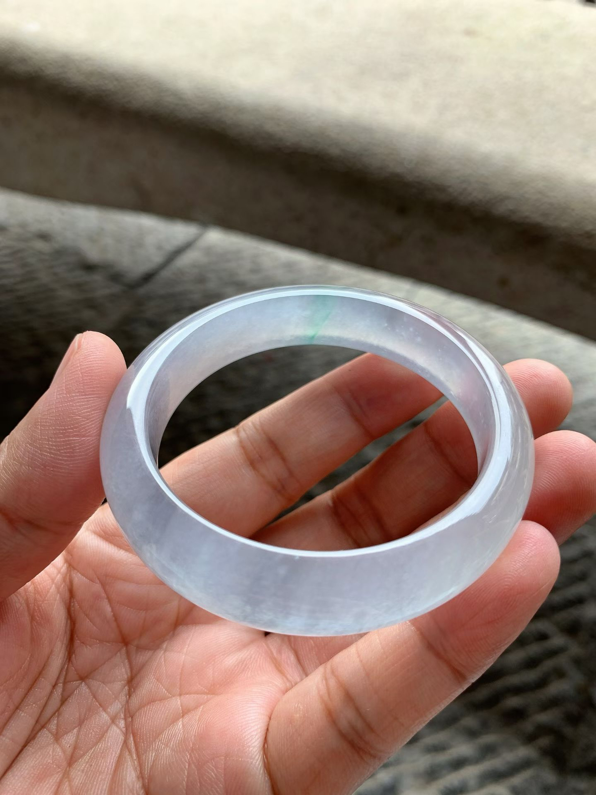 飘绿丝正圈手镯，尺寸53*12.5*8.5 老坑种水，底子纯净细腻，通透无比，清润水灵，起光起胶，微淡紫底，色调柔和，一抹绿花灵气清新！