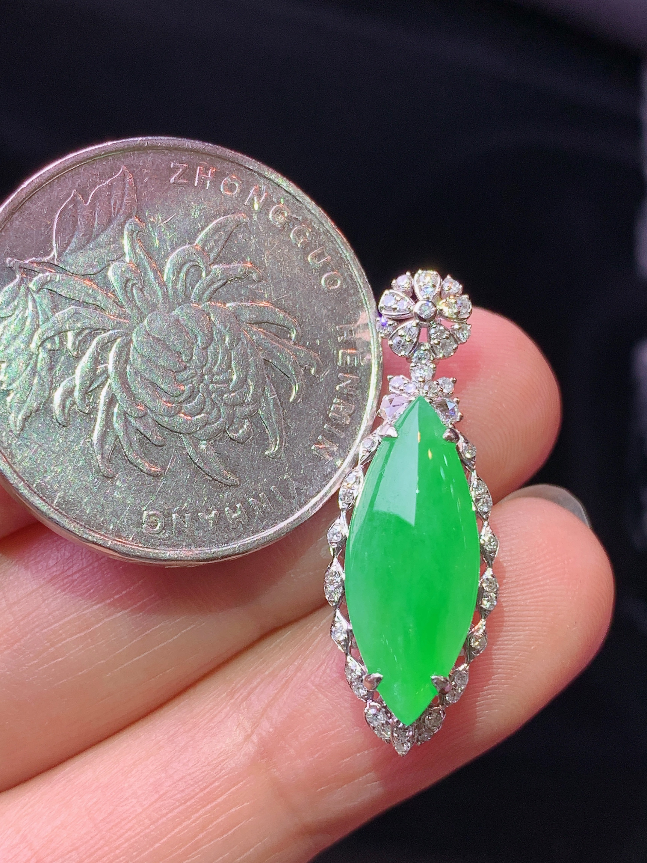 18k金钻镶嵌翠绿马眼吊坠 玉质细腻 色泽艳丽清新 水润亮眼 整体尺寸27.6*9.8*8j2