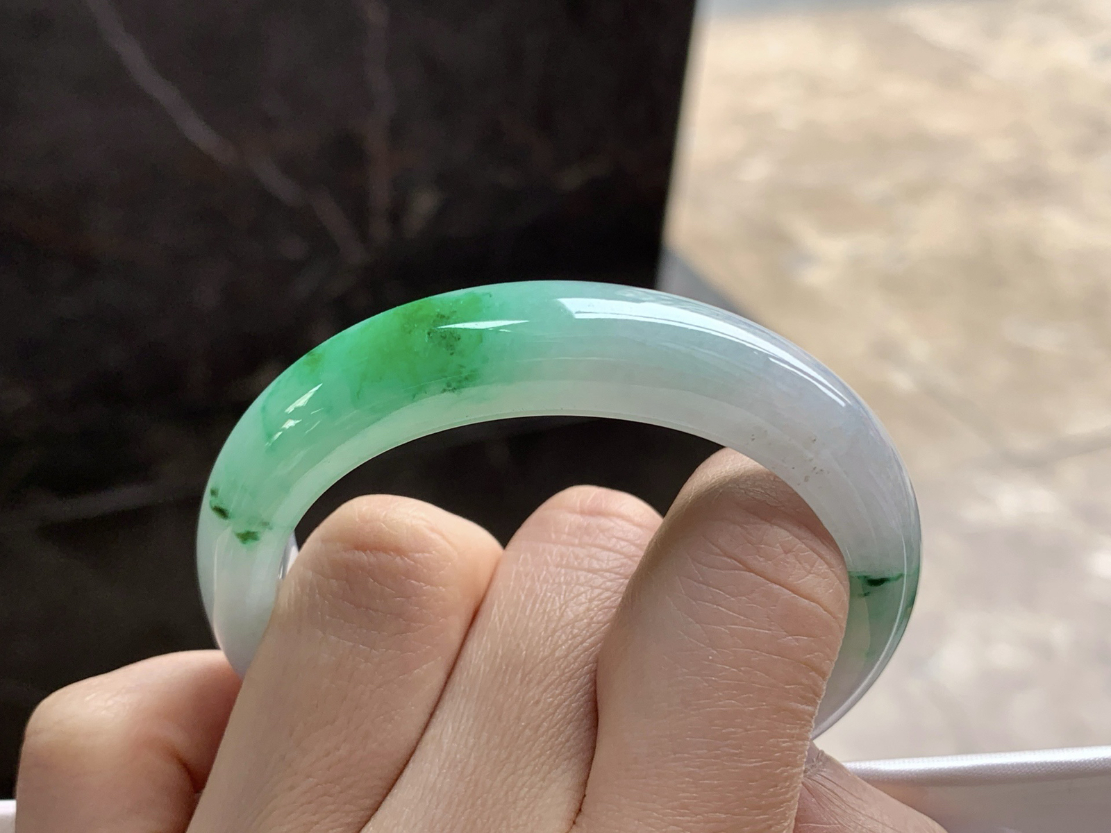 50.4-13.1-8

春带彩贵妃手镯^_^鲜艳 玉质温润 细腻 正圈48小手可以带