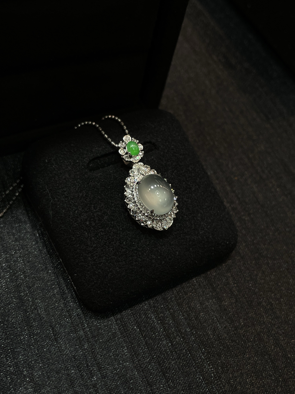 冰种 起光 蛋面吊坠

18k金配钻镶嵌