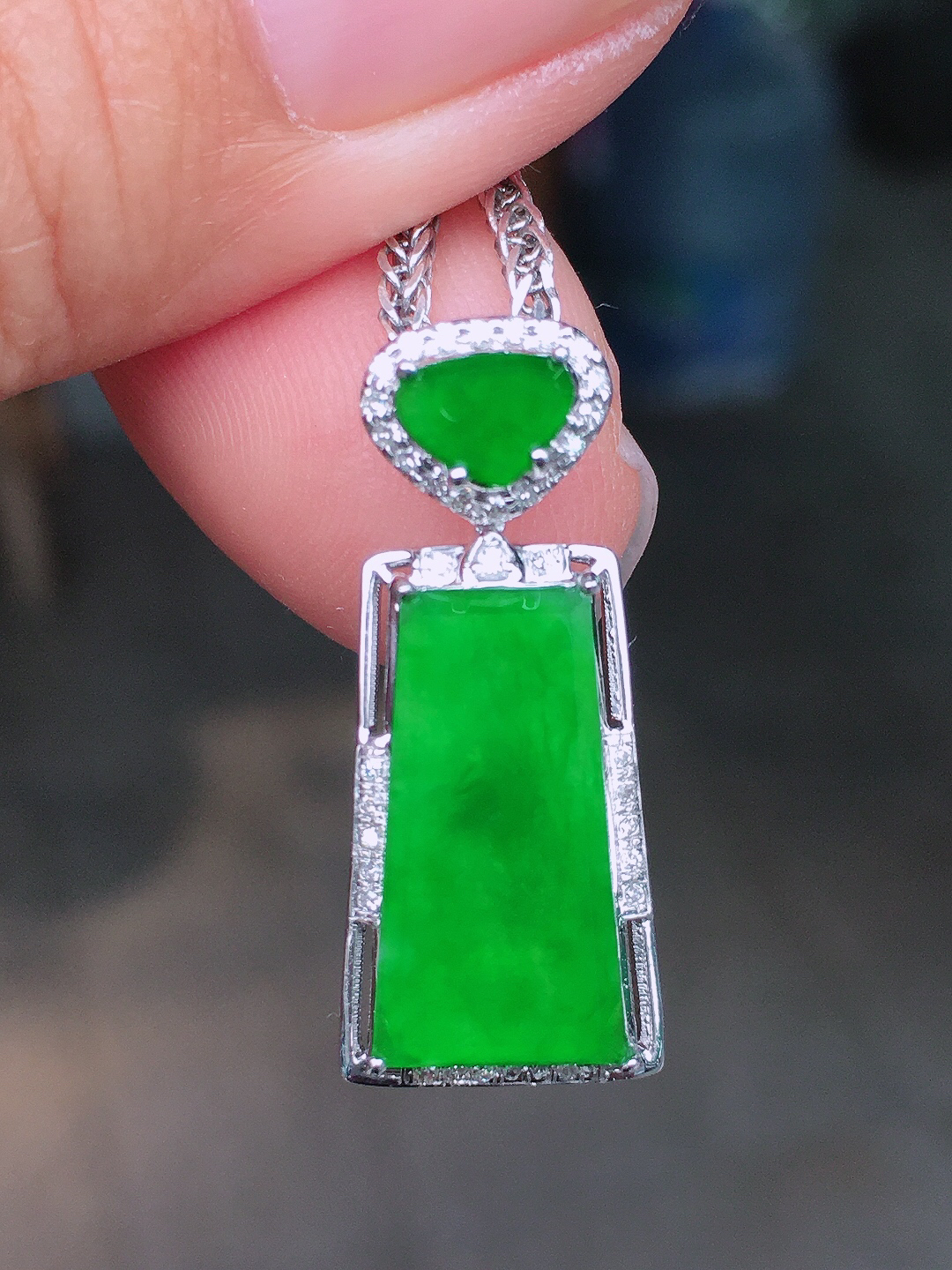 阳绿无事牌吊坠，色泽均匀艳丽，玉质细腻，荧光感超
强，饱满圆润，尽显优雅气质，18k
金豪华镶嵌