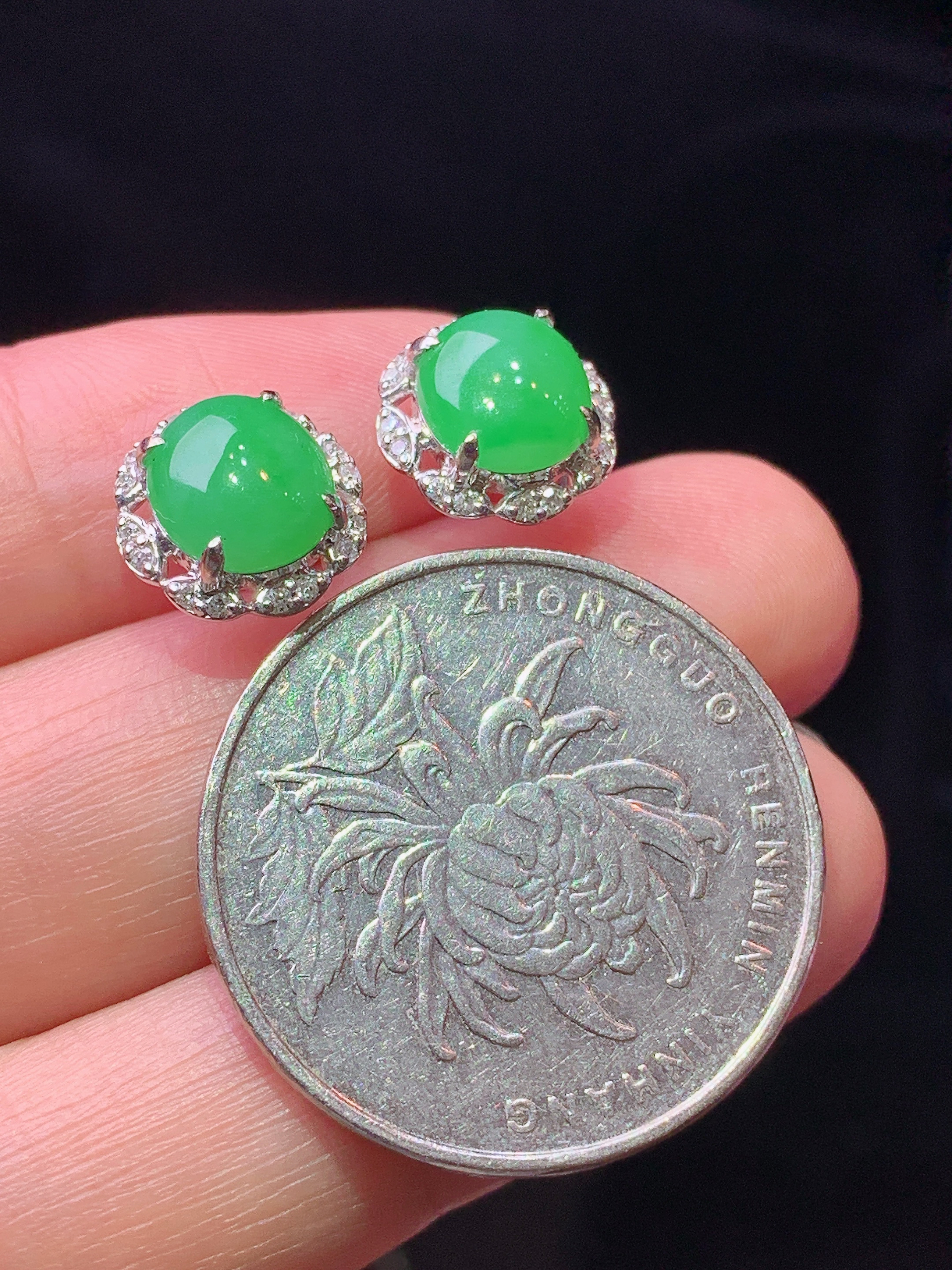 18k金钻镶嵌翠绿蛋面耳钉 玉质细腻 色泽艳丽清新 水润亮眼 整体尺寸10.2*4.2j2