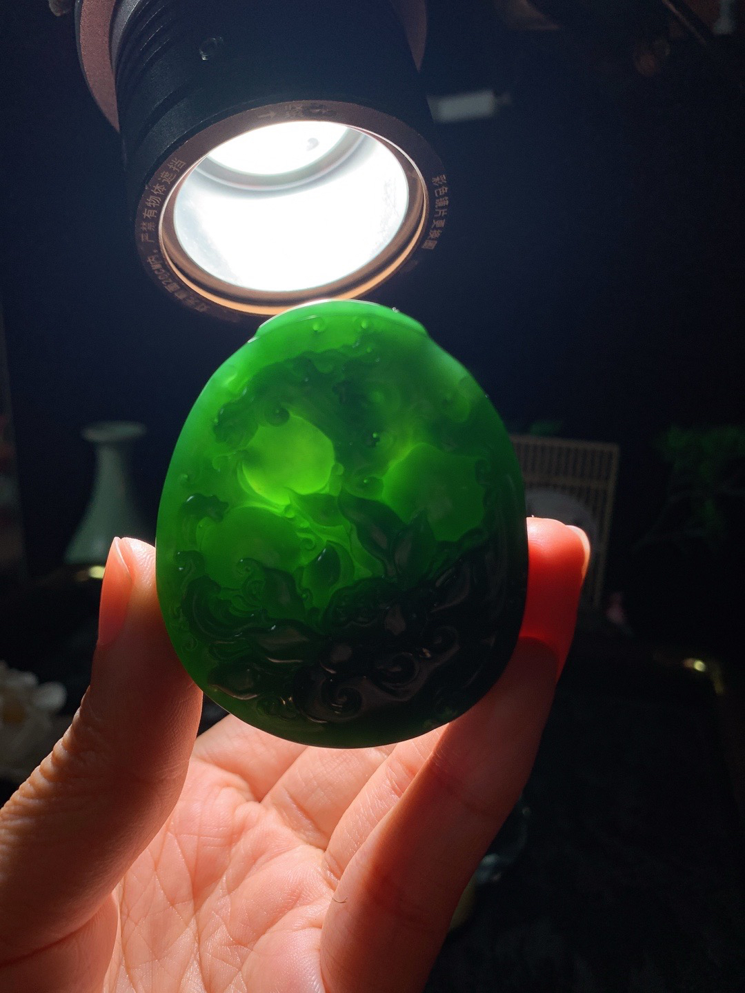 和田玉7号矿红皮料阳绿俄罗斯碧玉坐莲观音牌子挂件。尺寸59/49/13重65.5克 玉质细腻油润 底色纯净 脂粉好，品质好！lt260410