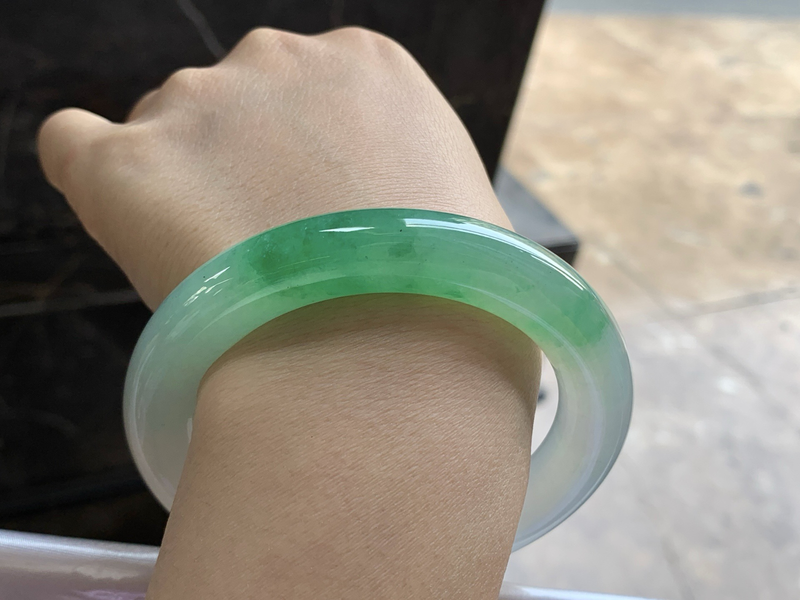 59-11.8

冰带色圆条手镯^_^鲜艳 色阳 种水好 大圈