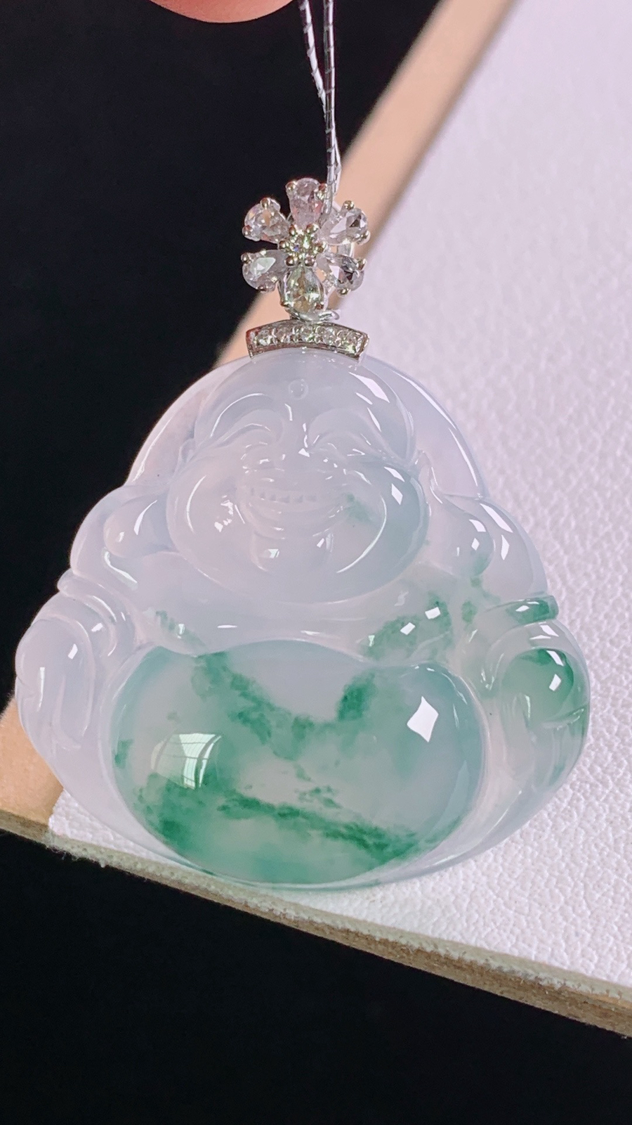 冰飘花佛公吊坠
花色灵动，冰清玉洁，
尺寸:34.1-25.9-28.1-5.8mm