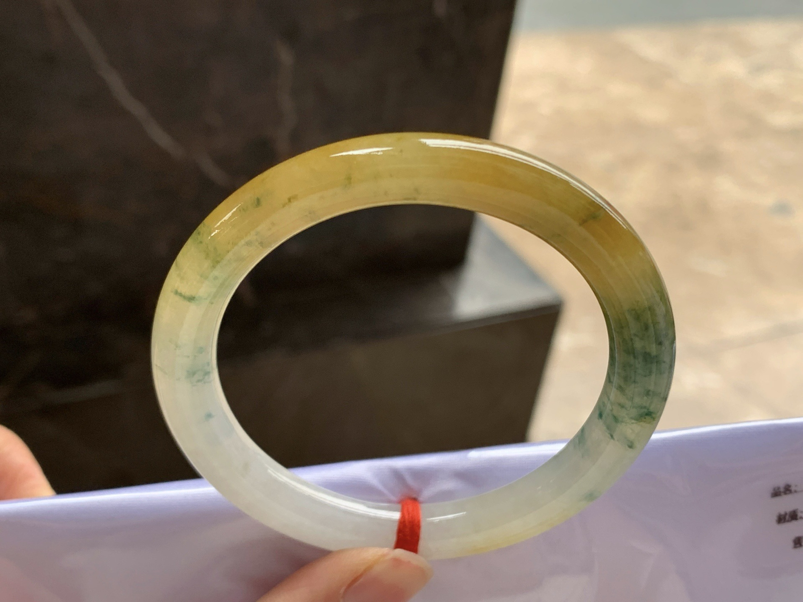 53-10

黄翡圆条手镯^_^鲜艳