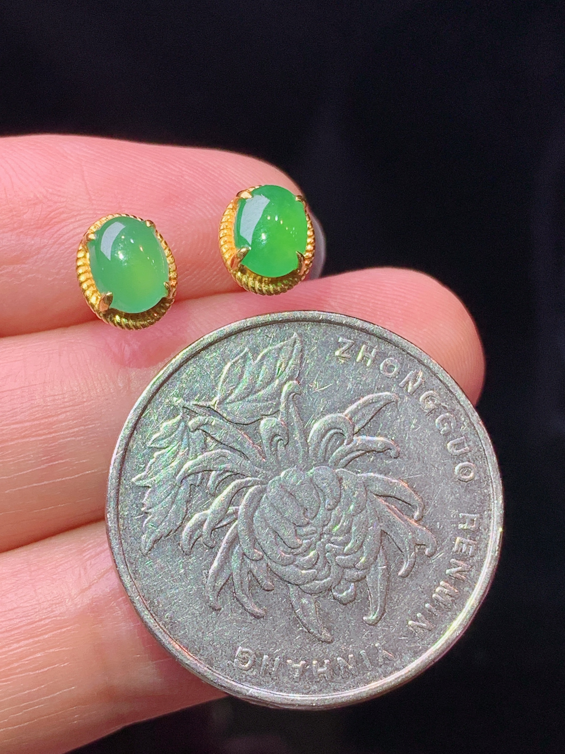 18k金钻镶嵌翠绿耳钉 玉质细腻 色泽艳丽清新 水润亮眼 整体尺寸7.6*6*3j2