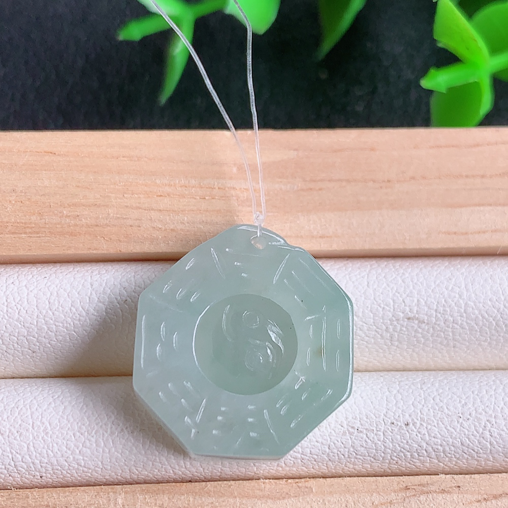 冰润精雕翡翠八卦吊坠，寓意“时来运转，财源滚滚” 寓意佳，颜色清爽，佩戴效果优雅迷人！性价比超值！W49.11 尺寸：18.2-5mm