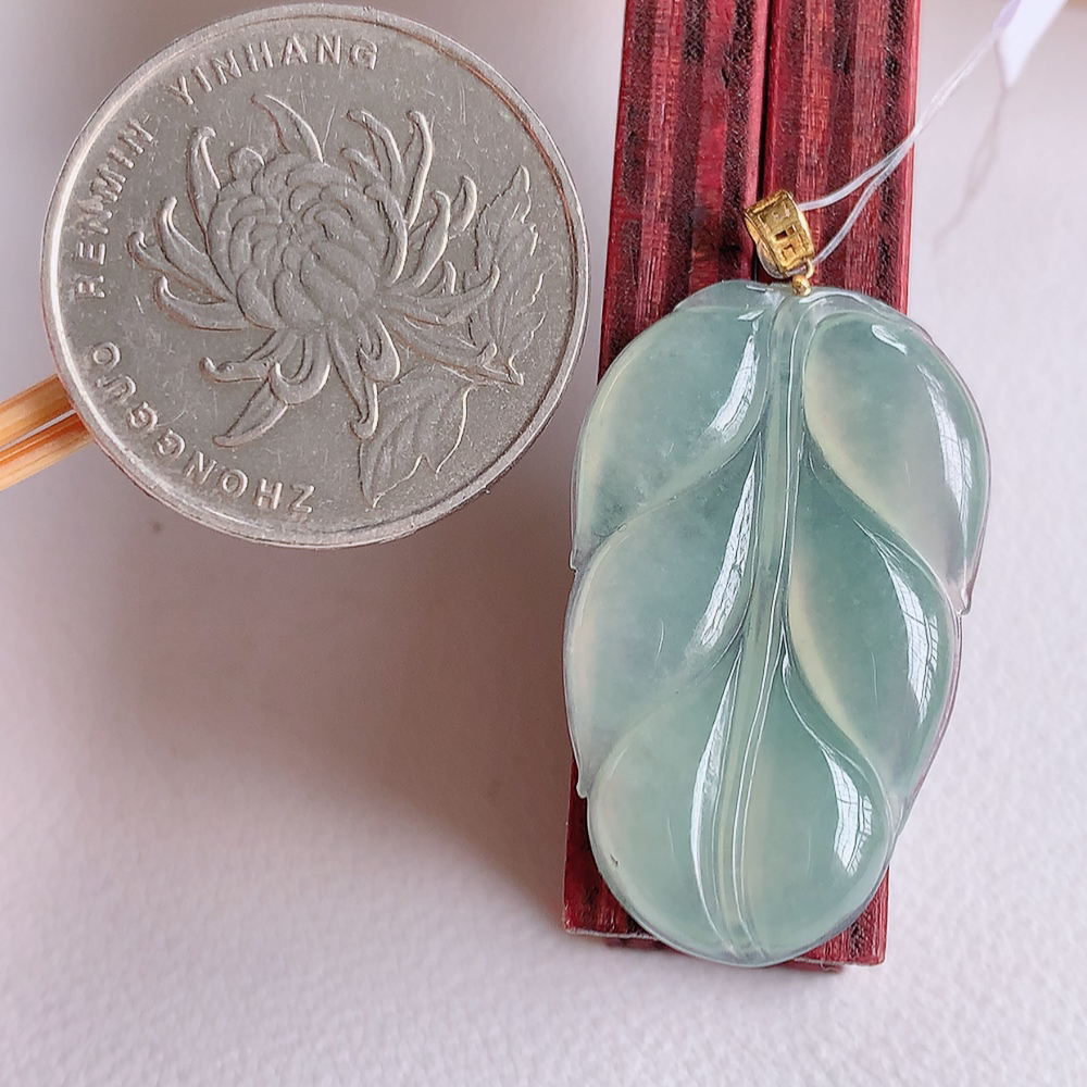 18k金扣冰润金枝玉叶翡翠吊坠  老种起胶感  飘花灵动  寓意“金枝玉叶，大业有成，一夜成名”  饱满大气，水润通透。W49.11 尺寸：30.8-18.8-3.5mm