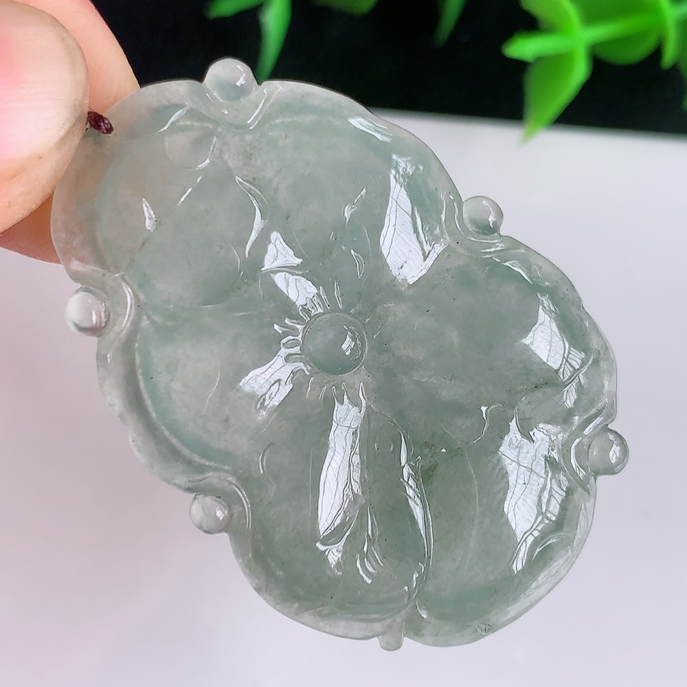 冰润荷叶鱼吊坠  荷叶花开富贵，水为财，愿人生如鱼得水”清秀高雅，线条流畅优美，颜色靓丽，佩戴效果优雅迷人！性价比超高！W41.11  尺寸：43-29.5-5.3mm