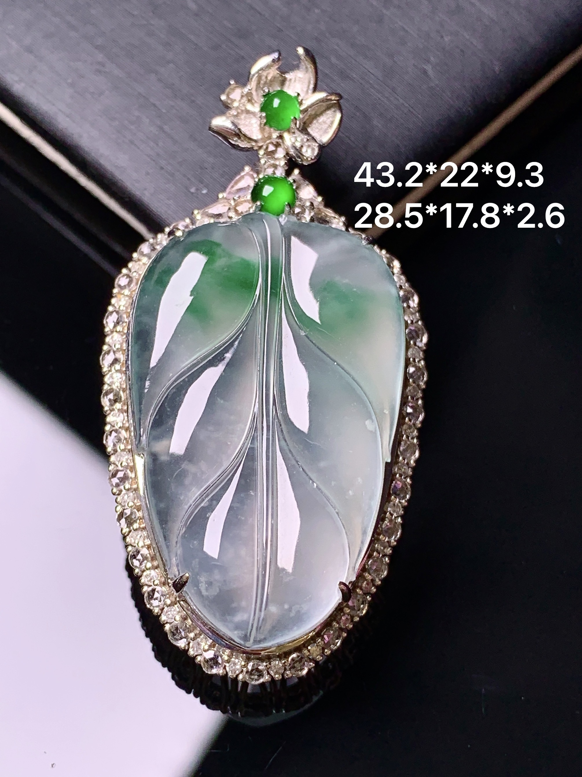 18k金钻镶嵌冰种树叶吊坠 玉质细腻 色泽艳丽清新 水润亮眼 整体尺寸43.2*22*9.3c5