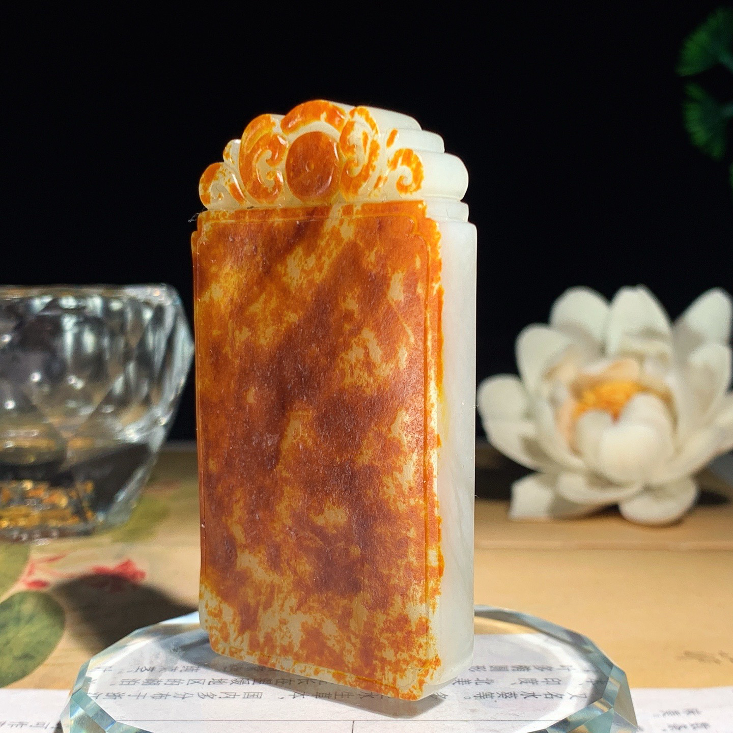 新疆和田玉红皮料平安无事牌挂件！尺寸66/37/10重64.5克。玉质细腻油润。手推出油。品相大气 lt260410