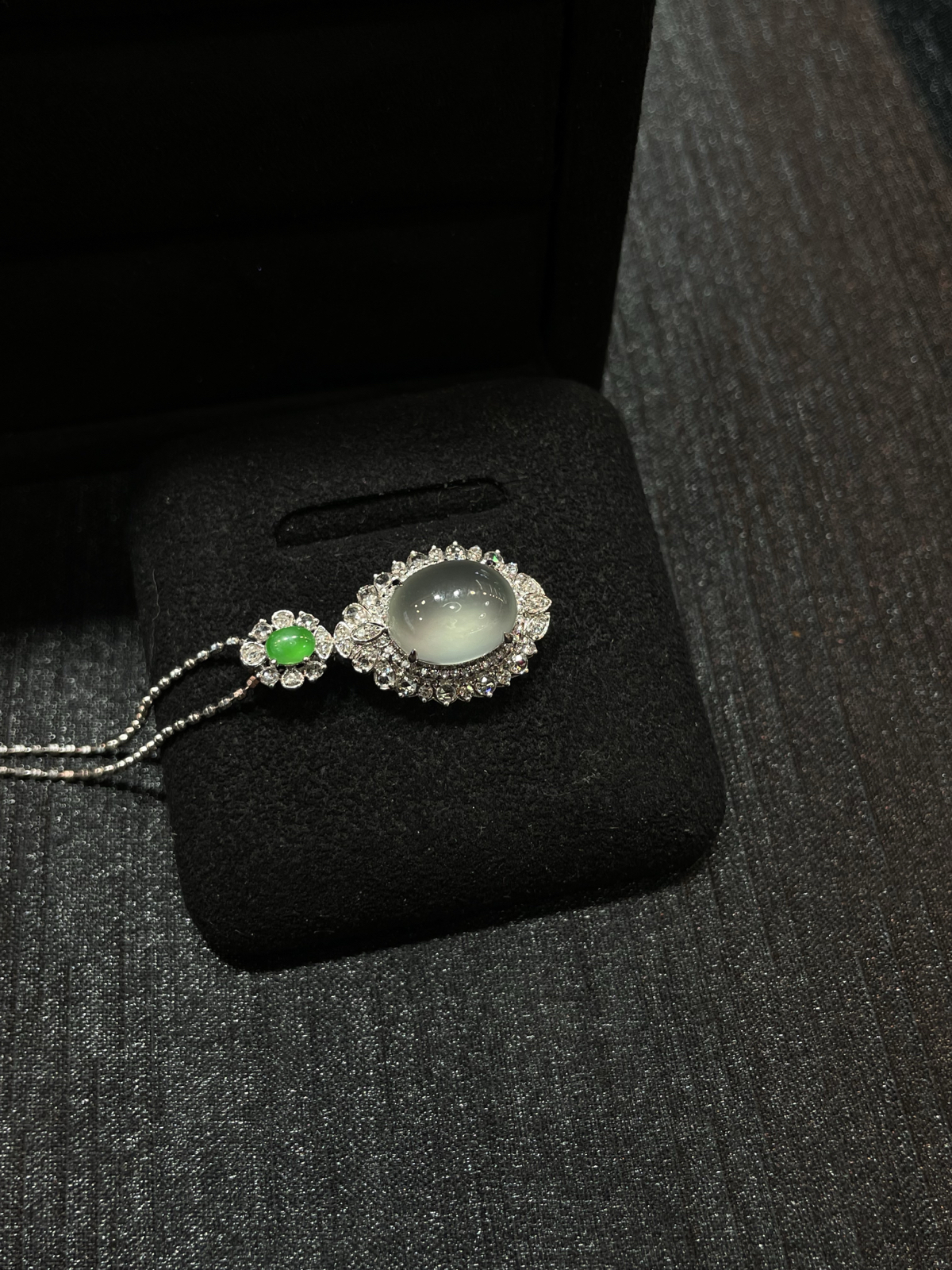 冰种 起光 蛋面吊坠

18k金配钻镶嵌