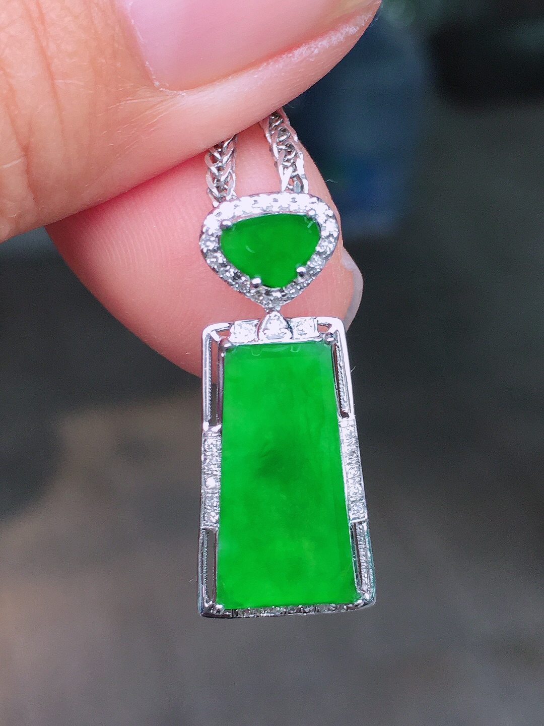 阳绿无事牌吊坠，色泽均匀艳丽，玉质细腻，荧光感超
强，饱满圆润，尽显优雅气质，18k
金豪华镶嵌