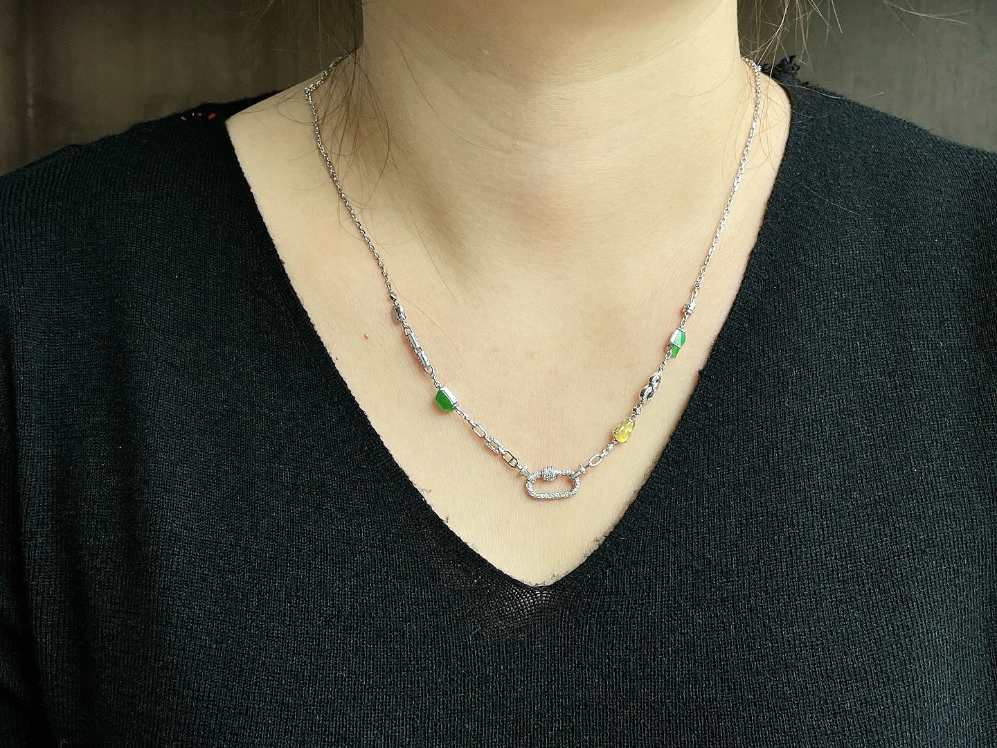 【镶嵌】高冰多宝随形扣项链【说明】缅料 18k金镶嵌 无裂 性比高【裸石】7-5.3-3【重量】10克