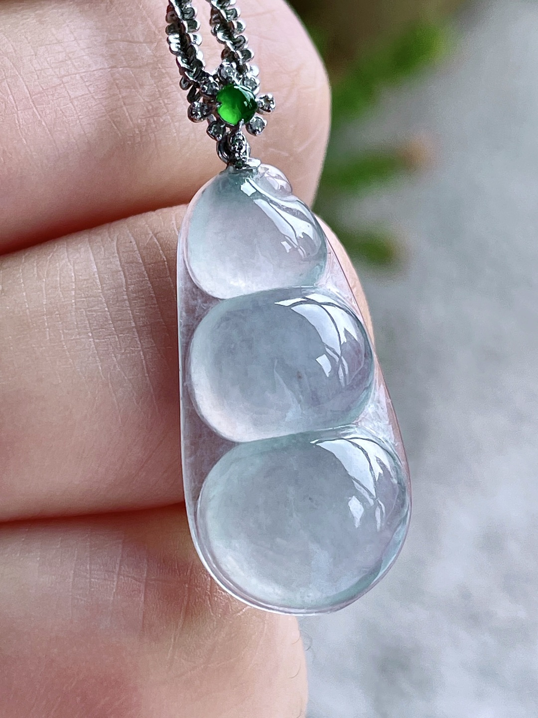 【镶嵌】高冰豆子高冰福豆吊坠 【说明】缅料 18k金镶嵌 无裂 性比高 【整体】32 【裸石】26-13.2-4.6 【重量】3克