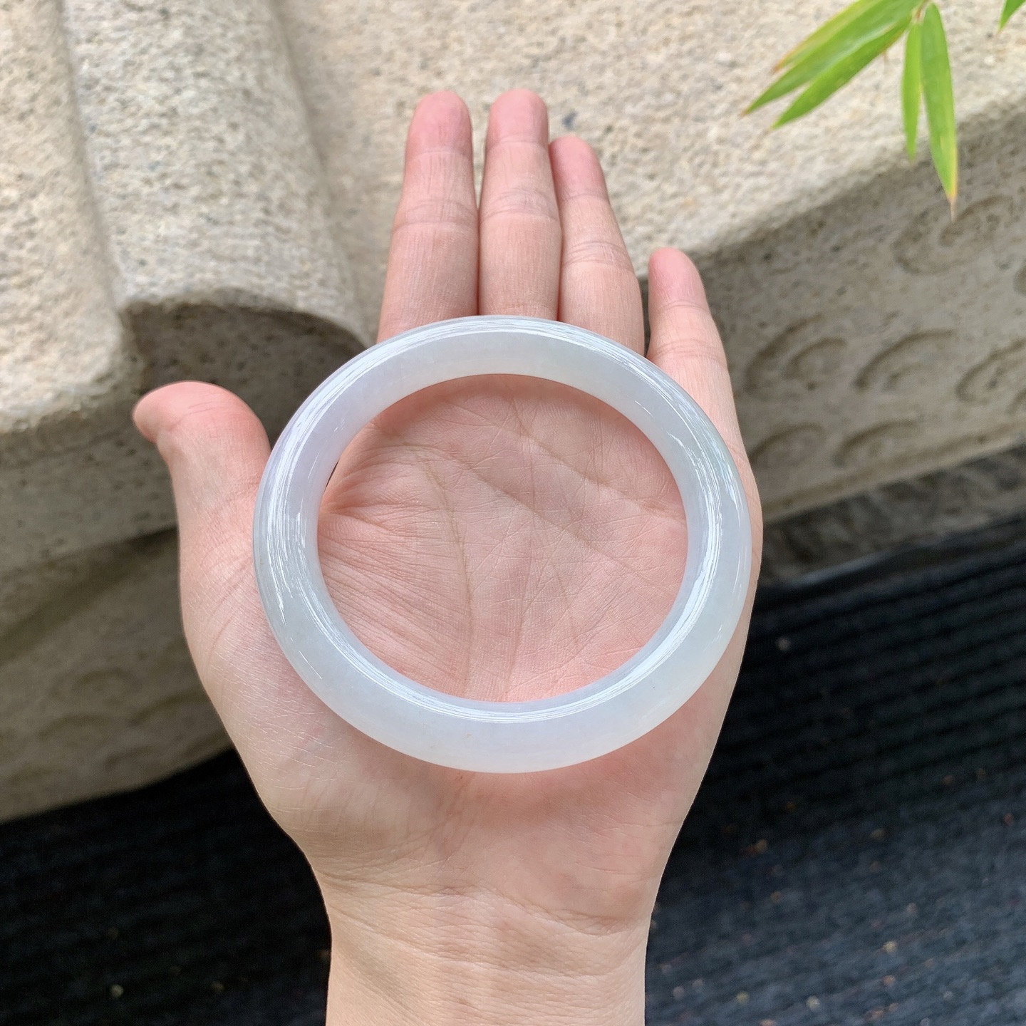 圆条55 56【圈口】56.9/9/9.5【编码】A1041461【描述】细糯飘绿，水润，种老，无裂