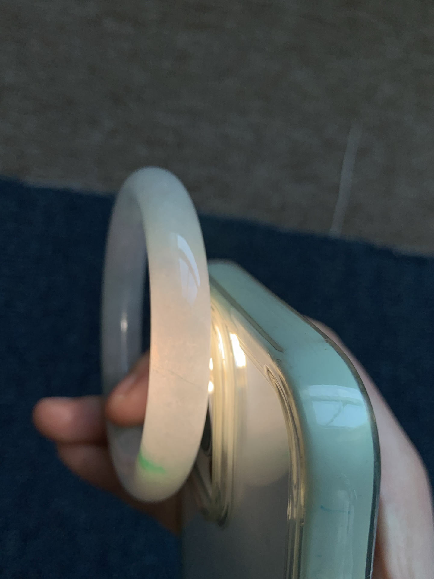 圆条52 53【圈口】53.7/10.5/10.3【编码】B2121156【描述】冰糯飘绿，水润，种老，细腻，打灯有絮线