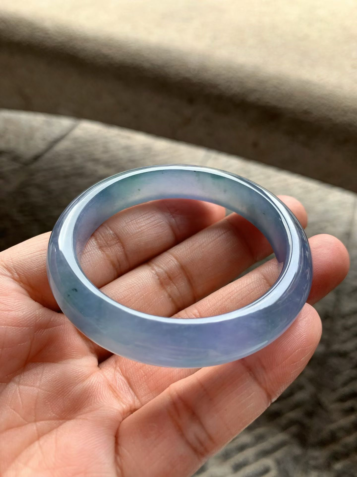 美艳冰紫飘花正圈手镯尺寸50*11*7.5 老坑种水，纯净细腻，通透冰凝，胶感满满，花色灵动，韵味十足，高贵典雅！