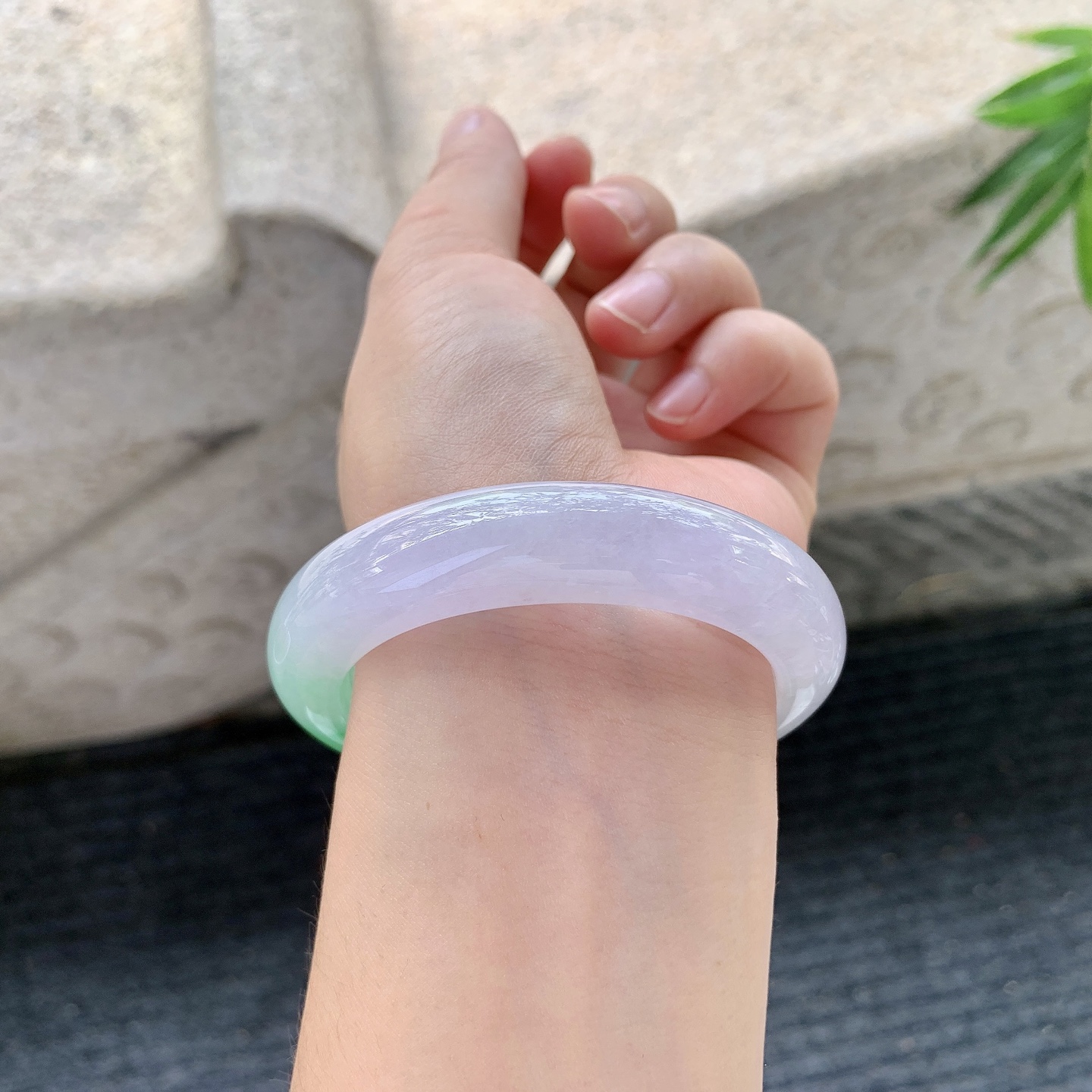 正圈52 53【圈口】53.8/12.8/9【编码】B2122574【描述】冰糯春彩，水润，种老，细腻，有纹线