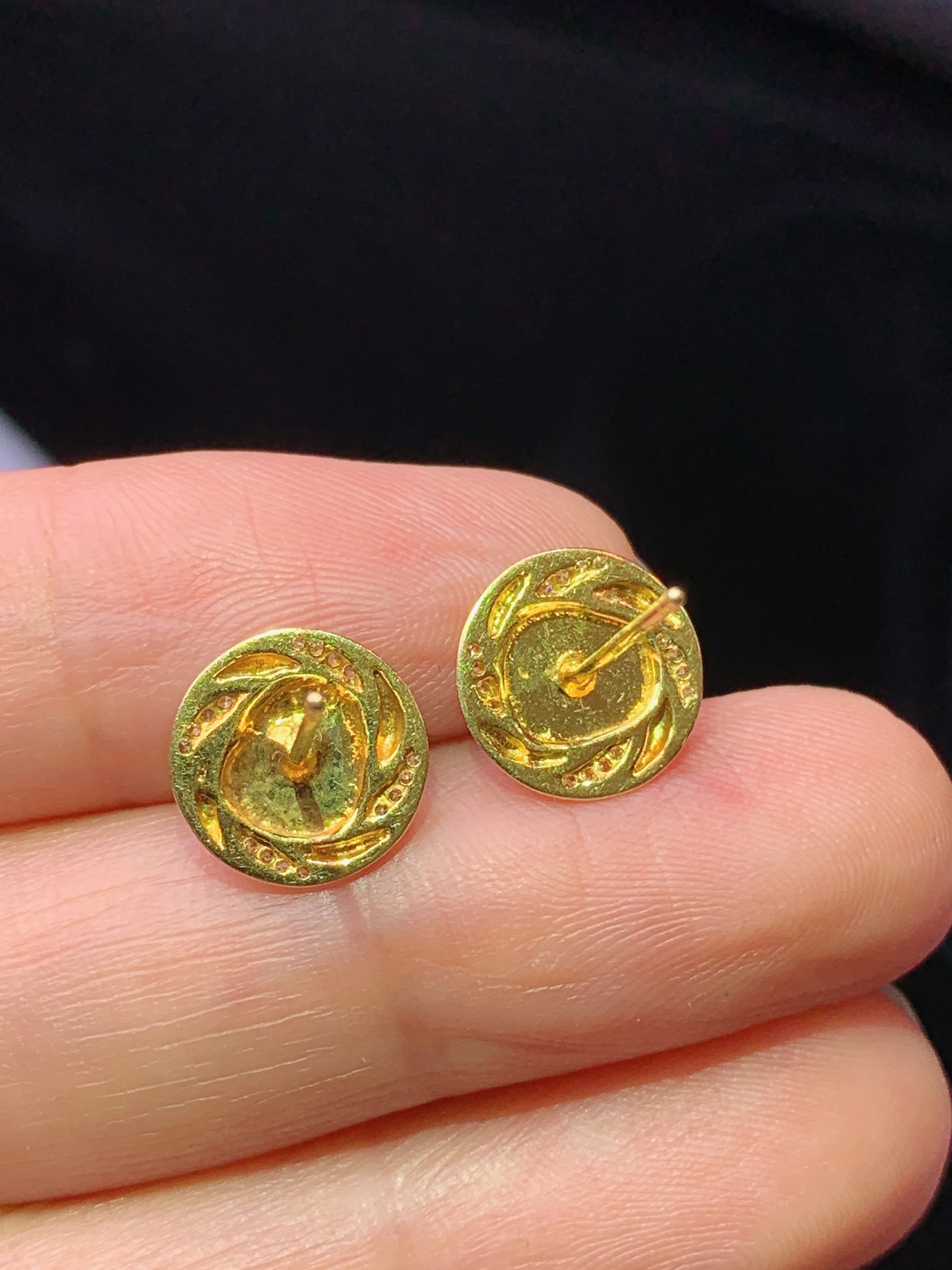 18k金钻镶嵌翠绿如意耳钉 玉质细腻 色泽艳丽清新 水润亮眼 整体尺寸9.8*3yz